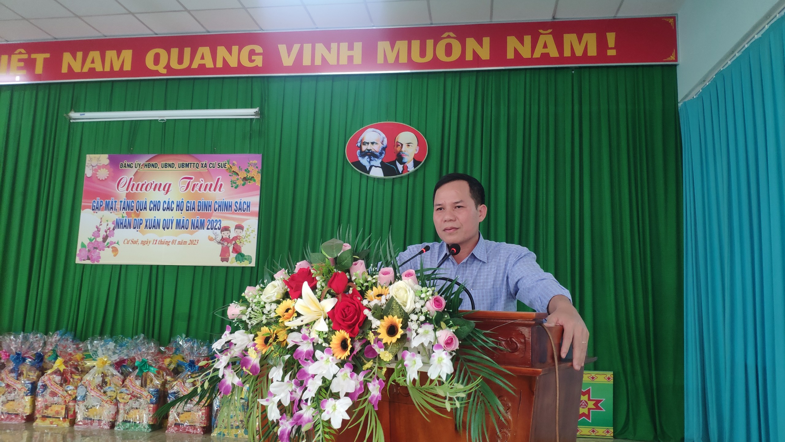 tang qua cho ho chinh sach